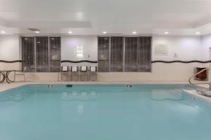 una gran piscina en una habitación de hotel en Hampton Inn Richmond - South, en Richmond