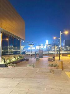 a large building with a street lights in front of it at ستوديو البوليفارد مدخل جانبي h3 in Riyadh