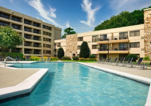 una piscina di fronte a un edificio di Doubletree by Hilton Hotel Williamsburg a Williamsburg