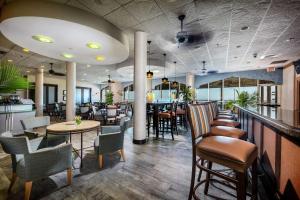 バージニアビーチにあるHampton Inn Virginia Beach Oceanfront Northの椅子とテーブルのあるレストラン、バー