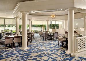 un comedor con mesas, sillas y ventanas en Doubletree by Hilton Hotel Williamsburg, en Williamsburg