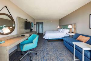 una camera d'albergo con letto e divano di Hampton Inn Virginia Beach Oceanfront North a Virginia Beach
