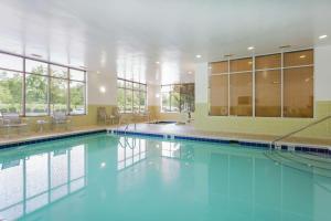 a swimming pool with blue water in a building at Hampton Inn Petersburg - Southpark Mall in Colonial Heights