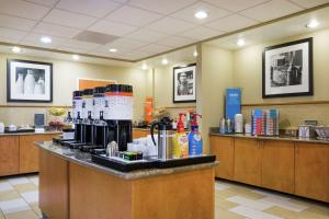 Hampton Inn Petersburg - Southpark Mall في كولونيل هايتس: مطعم يوجد به كونتر عليه الة صنع القهوة