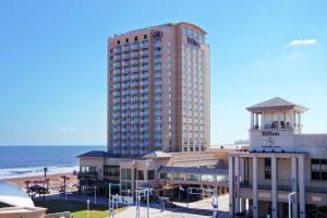 維吉尼亞海灘的住宿－弗吉尼亞海灘海濱希爾頓酒店，海边高耸的建筑