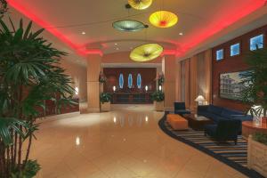 un hall avec éclairage rouge dans un hôtel dans l'établissement Hilton Virginia Beach Oceanfront, à Virginia Beach