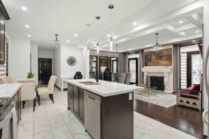 Newly build Estate home 40min from Airport في Stouffville: مطبخ وغرفة معيشة مع موقد