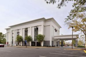 un gran edificio blanco con aparcamiento en Hampton Inn Norfolk/Virginia Beach en Virginia Beach