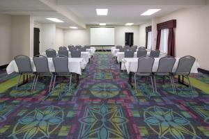 una sala de conferencias con un montón de sillas y una pantalla en Hampton Inn Hopewell Fort Gregg-Adams, en Hopewell