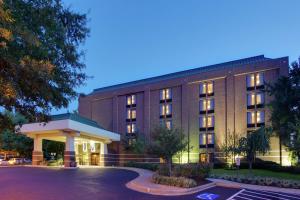 un edificio con un cenador frente a él en Hampton Inn Richmond-West Innsbrook en Broad Meadows