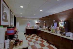 a restaurant kitchen with a checkered floor at Hampton Inn Richmond-West Innsbrook in Broad Meadows