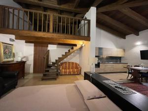 Duży pokój ze schodami i salonem w obiekcie S'Abba Druche rooms w mieście Bosa