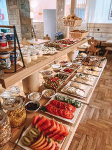 una línea de buffet con muchos tipos diferentes de comida en Dom Górski 878 mnpm en Zakopane