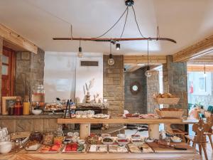 una cocina con una mesa llena de comida en Dom Górski 878 mnpm en Zakopane