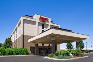 un edificio de hotel con un cartel encima en Hampton Inn Lexington Park, en Lexington Park