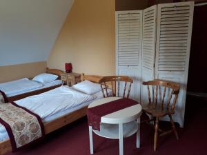 a bedroom with two beds and a table and chairs at Viki talu in Jõõpre