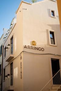 um edifício branco com um sinal na lateral em Arringo - Stay comfy em Conversano