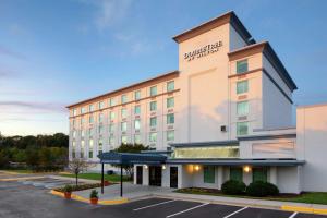 安纳波利斯DoubleTree by Hilton Hotel Annapolis的停车场酒店形象