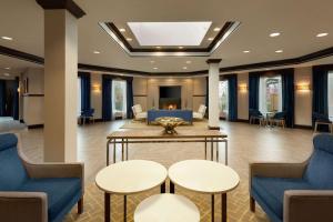 DoubleTree by Hilton Hotel Annapolis的休息区