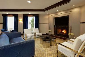 DoubleTree by Hilton Hotel Annapolis的休息区