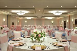 DoubleTree by Hilton Hotel Annapolis餐厅或其他用餐的地方