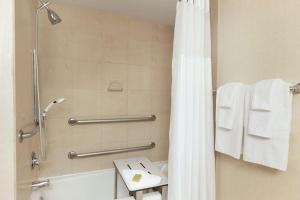 DoubleTree by Hilton Hotel Annapolis的一间浴室