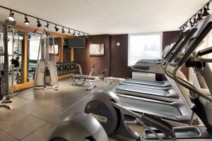 DoubleTree by Hilton Hotel Annapolis的健身中心和/或健身设施