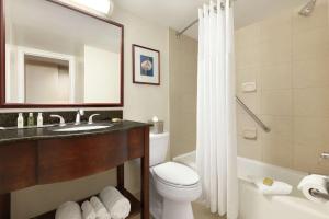 DoubleTree by Hilton Hotel Annapolis的一间浴室