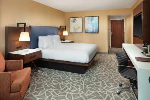 DoubleTree by Hilton Hotel Annapolis客房内的一张或多张床位