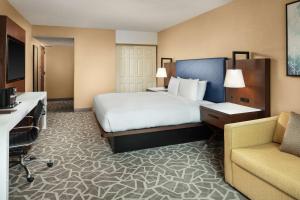 DoubleTree by Hilton Hotel Annapolis的电视和/或娱乐中心