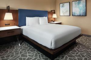 DoubleTree by Hilton Hotel Annapolis客房内的一张或多张床位