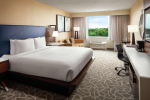 安纳波利斯DoubleTree by Hilton Hotel Annapolis的酒店房间里的一张白色大床