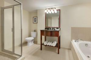 DoubleTree by Hilton Hotel Annapolis的一间浴室