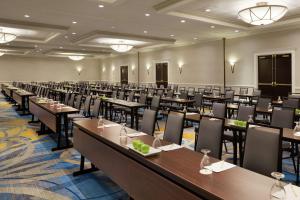 DoubleTree by Hilton Hotel Annapolis餐厅或其他用餐的地方