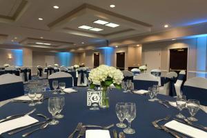 DoubleTree by Hilton Hotel Annapolis餐厅或其他用餐的地方