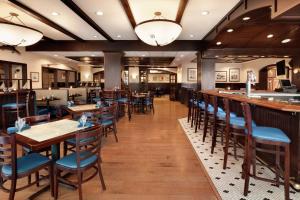 ein Restaurant mit Holztischen und -stühlen und einer Bar in der Unterkunft DoubleTree by Hilton Hotel Annapolis in Annapolis