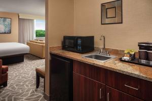 DoubleTree by Hilton Hotel Annapolis的厨房或小厨房