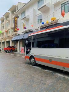 a bus parked in front of a building at Tuần Châu - Phương Đông Motel Hạ Long in Ha Long