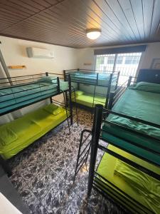 Un pat sau paturi într-o cameră la El Machico Hostel