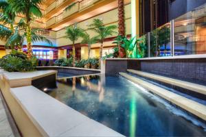 Bazén v ubytování Embassy Suites by Hilton Laredo nebo v jeho okolí