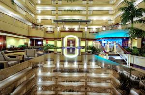 Embassy Suites by Hilton Laredo内部或周边的泳池