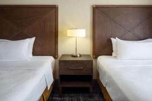 Embassy Suites by Hilton Laredo客房内的一张或多张床位