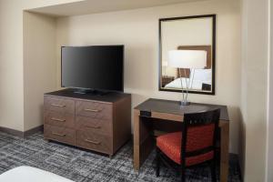 Embassy Suites by Hilton Laredo的电视和/或娱乐中心