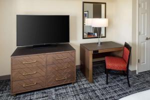 Embassy Suites by Hilton Laredo的电视和/或娱乐中心