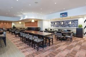 DoubleTree by Hilton Hotel Grand Rapids Airport餐厅或其他用餐的地方