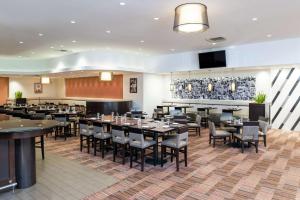 DoubleTree by Hilton Hotel Grand Rapids Airport餐厅或其他用餐的地方