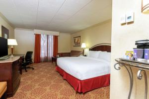 DoubleTree by Hilton Hotel Grand Rapids Airport客房内的一张或多张床位
