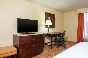 DoubleTree by Hilton Hotel Grand Rapids Airport的电视和/或娱乐中心