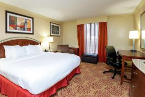 DoubleTree by Hilton Hotel Grand Rapids Airport客房内的一张或多张床位