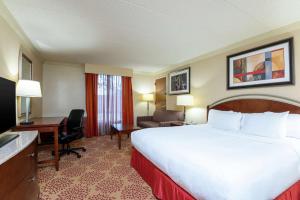 DoubleTree by Hilton Hotel Grand Rapids Airport客房内的一张或多张床位